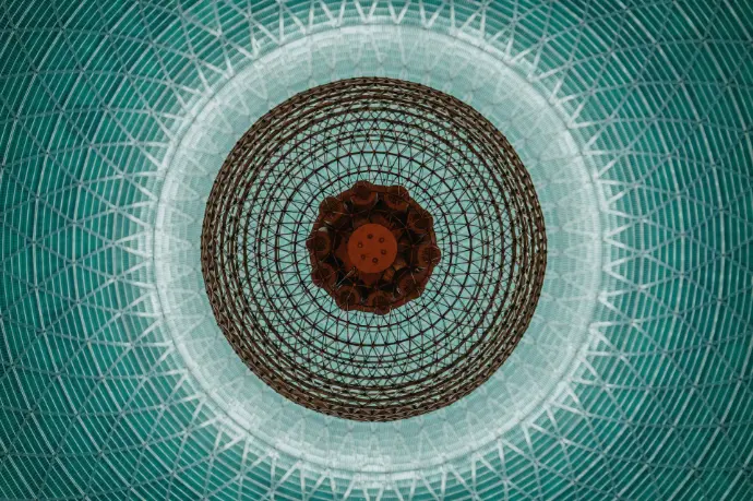 A picture of a circular object in the middle of a picture